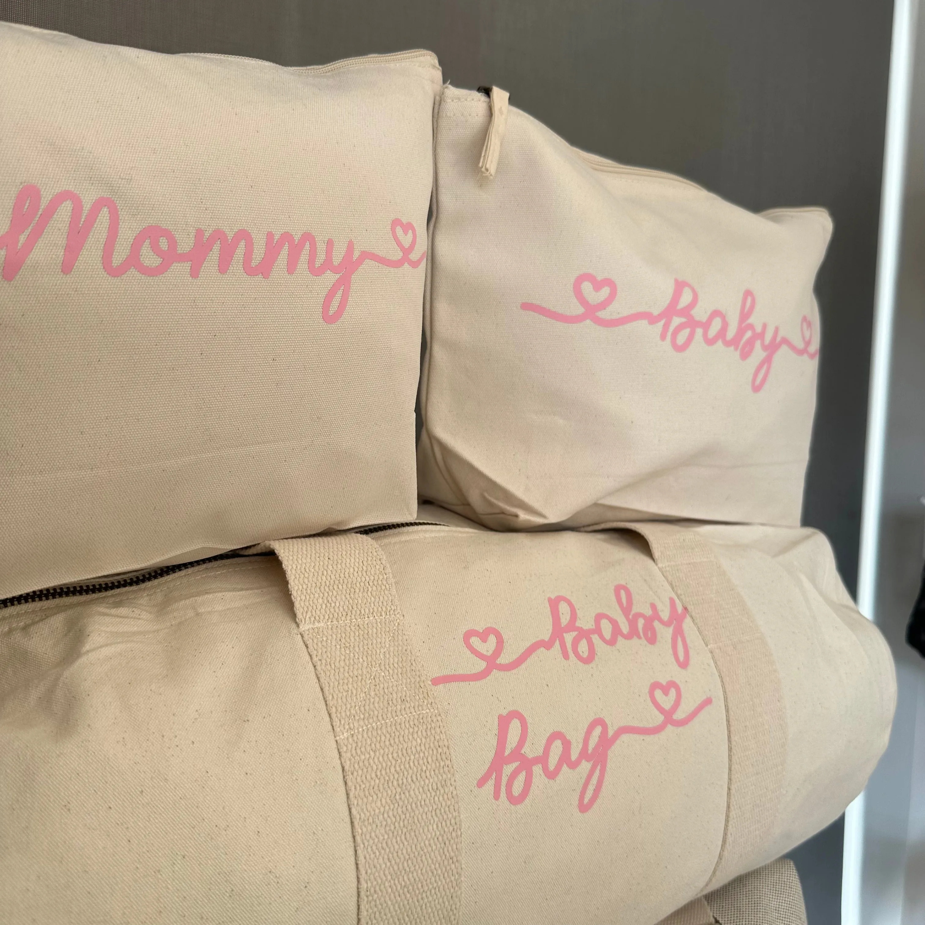 Borsone mamma, 1 borsone baby  e 2 Pochette con cuoricini